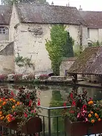 Le lavoir à double pans sur le ruisseau de Cœurs.