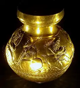 Vase scythe en or du kourgane de Kul-Oba (Ukraine), représentant des guerriers scythes avec des bonnets phrygiens. IVe siècle av. J.-C.