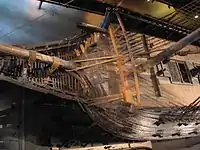 Proue et poulaine du vaisseau suédois Vasa (1628). Les claies, sous le beaupré, font office de toilettes.