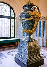 Vase en jaspe d'un poids de 3,2 tonnes, offert par la Russie, au palais de la Paix, à la Haye, Pays-Bas.