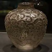 Vase à décor de volutes.