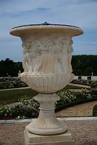 Vase Borghèse, Parc de Versailles.