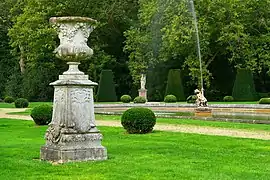 Vase dans le jardin à la française