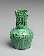 Vase en porcelaine à motifs végétaux (1904-1909).