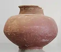 Vase en terre cuite à engobe rouge, v. 3500–2900 av. J.-C., Tello (Girsu). Musée du Louvre.