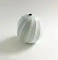 Vas blanc bleuté à cannelures, Nakao Jun, porcelaine, 2015.