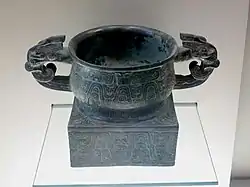 Vase gui pour céréales. IXe siècle – début du VIIIe siècle. Dynastie des Zhou de l’ouest (v. 1050 – 771). Bronze H : 30 cm. Musée Cernuschi.