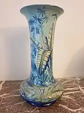 Vase rouleau en faïence d'Auguste Jean. Exposition universelle de 1862. Collection privée.