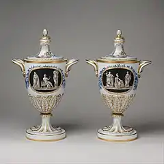 Vases de porcelaine adoptant une forme antique, avec décor peint représentant des figures de l'Antiquité classique (fabrique royale de porcelaine du Buen Retiro, 1784-1795).