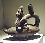 Récipient à bec étrier Chimú représentant un pêcheur sur un caballito de totora, 1100–1400 CE