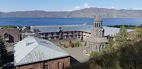 L'Académie théologique Vazkenian, devant le lac Sevan.