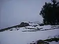 Vestiges d'une tour de l'ancien château médiéval au pied du cimetière actuel.