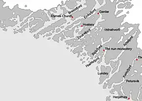 Carte topographique en noir et blanc figurant une péninsule et annotée de ces principaux lieux.