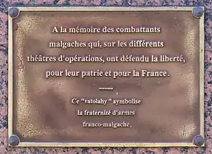 Détail de la plaque du monument précédent.