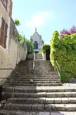 Escalier devant l'église conduisant à la chapelle castrale.
