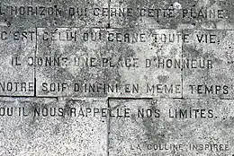 Inscription gravée sur la face ouest : L'horizon qui cerne cette plaine c'est celui qui cerne toute vie. Il donne une place d'honneur à notre soif d'infini, en même temps qu'il nous rappelle nos limites. (La colline inspirée)