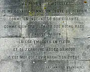 Inscription gravée sur la face est : Au pays de la Moselle, je me connais comme un geste du terroir, comme un instant de son éternité, comme l'un des secrets de notre race. À chaque saison, laisse émerger en fleur, et si j'éprouve assez d'amour, c'est moi qui deviendrai son cœur. (Les amitiés françaises)