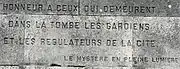 Inscription gravée sur la face sud : Honneur à ceux qui demeurent dans la tombe les gardiens et les régulateurs de la cité (Le mystère en pleine Lumière)