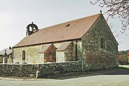 Clocher-peigne et abside à mur-pignon.