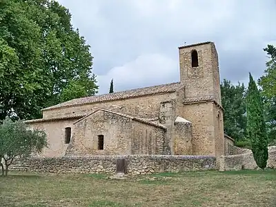 L'église côté sud avec la salle annexe sud, l'absidiole sud, l'abside rectangulaire surmontée du clocher-tour construit en 1783.