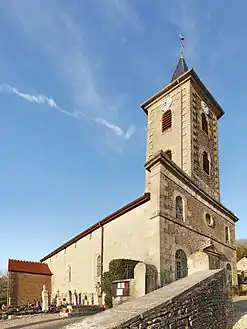 L'église est inscrite dans l'enclos du cimetière.