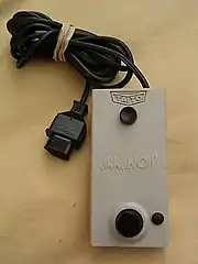 Cette manette « Vaus », à brancher sur une console NES, est spécifique au jeu Arkanoid.