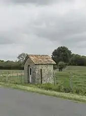 chapelle au bord d'une route