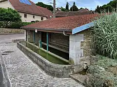 Le lavoir-abreuvoir de Vaux-les-Prés.