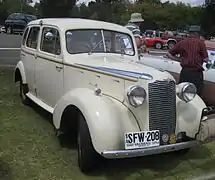 Holden (Modèle J) de 1946. Notez le pare-brise et le toit divisés.