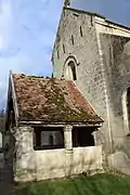 Le porche couvert de l'église.