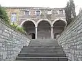 Escalier entre le portail et le musée