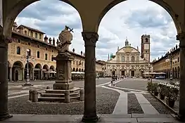 Place ducale de Vigevano dessinée par Bramante.