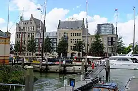 Terminal de ferry avec en arrière-plan Westerkadehuis et Van Uden.