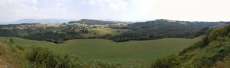 Vue panoramique en direction de Velanne depuis le Mont Rond