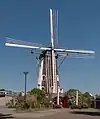 Le moulin De Adriaan, classé aux monuments nationaux.