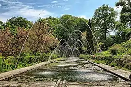 Jeux d'eau sur le grand bassin.