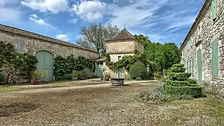 La cour des senteurs et le pigeonnier.