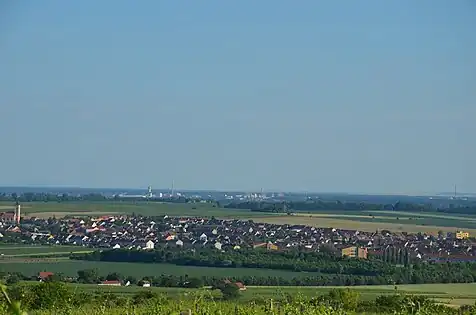Velké Bílovice vu du nord, vue depuis la chapelle. Au loin, la ville Břeclav (distance de 10 km).
