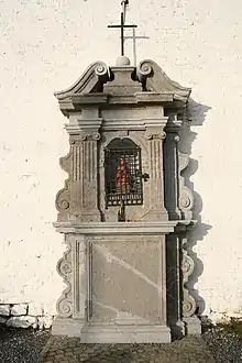 Photo couleur représentant la chapelle de Louis XI, datant de 1704, à l'entrée de l'abbaye.