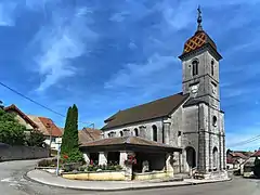 La fontaine-lavoir Neptune et l'église.