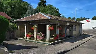 Le lavoir-abreuvoir.