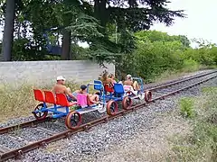 Vélos-rail à Saint-Thibéry, sur l'ancienne voie ferrée de Vias à Lodève.