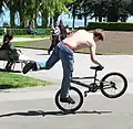 Vélo acrobatique.