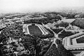 Vue aérienne en noir et blanc d'un site sportif, un stade est visible au centre.