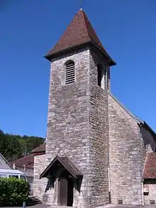 Façade principale et clocher de l'église.