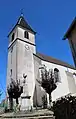 Vue de l'église au pied de laquelle est implanté le monument aux morts.