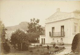 Photographie ancienne d'une villa avec façades moulurées, fronton triangulaire, balcon avec Claire Salles-Eiffel et parc.