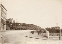 Vue d'ensemble d'une villa sur une colline plantée de cactées.