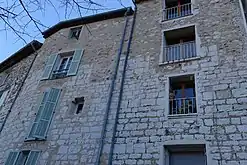 Une vue d'une façade dans le boulevard Paul André. On voit clairement le crénelage. Un étage a été ajouté au-dessus du crénelage.