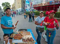 Vendeur ambulant de parrillas à Maracaibo, Venezuela.